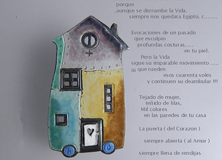 Primer plano de una figura que representa una vivienda de varias plantas hecha como a retales