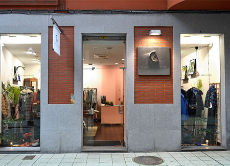 Vista exterior del comercio, dónde se puede ver la entrada y los dos escaparates situados a ambos lados de la misma