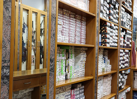 Primer plano de las estanterías dónde se pueden ver las cajas de las prendas