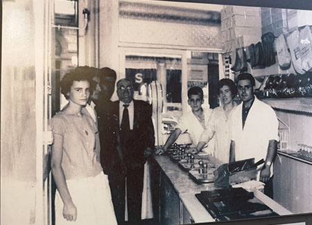 Interior de la tienda durante los años 50, se pueden a los miembros de la familia Verdú
