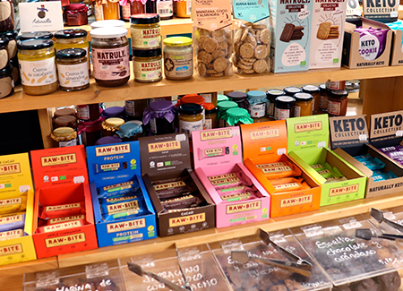 Barritas energéticas, botes de cremas artesanas y expositores de productos a granel