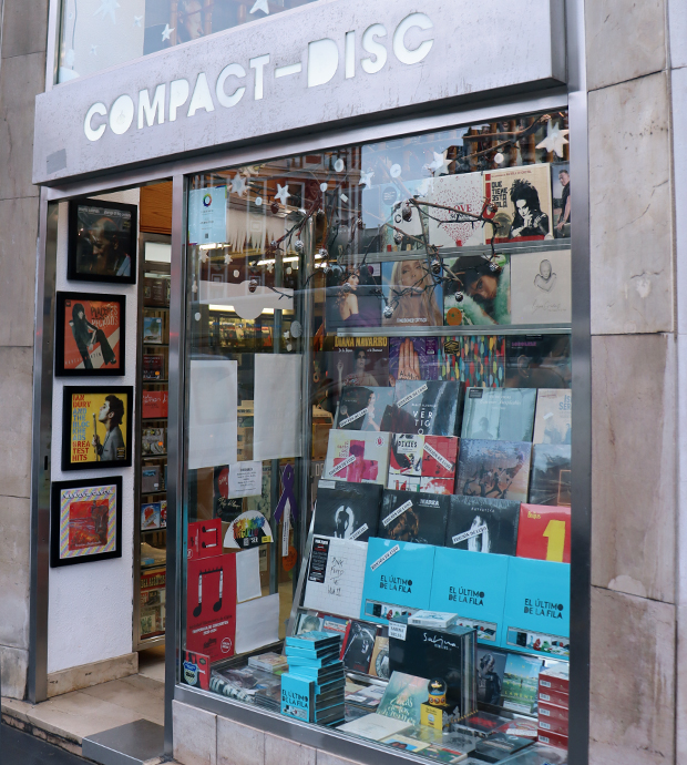 Vista exterior del comercio, dónde podemos ver la entrada y el escaparate al mismo