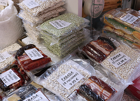 Primer plano de productos envasados al vacío: Fabada, compango, verdinas, legumbres...