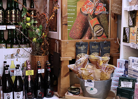 Primer plano de una estantería dónde podemos ver conservas, frutos secos, embutidos y cervezas